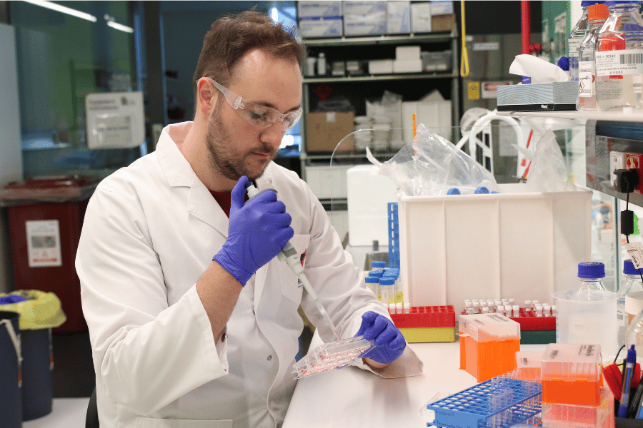 Dr Alexander Lewis lab1 900px