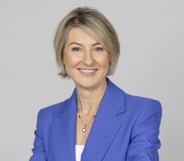 Kelly Anne Phillips Headshots 2 cropped